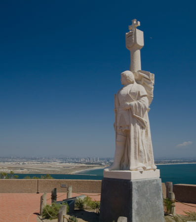 A statue at the Cabrillo National Monument overlooking the beach